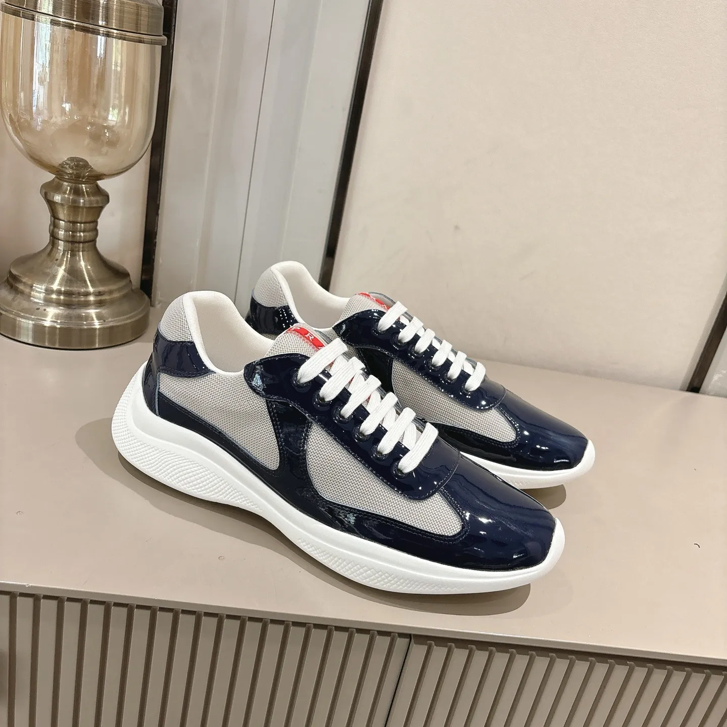 👟👟Ex-factory price 520👟👟 (Top version) Prada casual sports shoes, fashionable thick-soled casual loafers, unique taste, loved by everyone and easy to control, popular every year. There is also a versatile classic shoe last, which is enough to conquer you, wear it, increase the height and casualness, simple and handsome on the feet. The fabric is imported patent leather, the inner foot pad is soft and delicate, and the breathable mesh fabric is comfortable, ip Foam mold anti-slip lightweight outsole